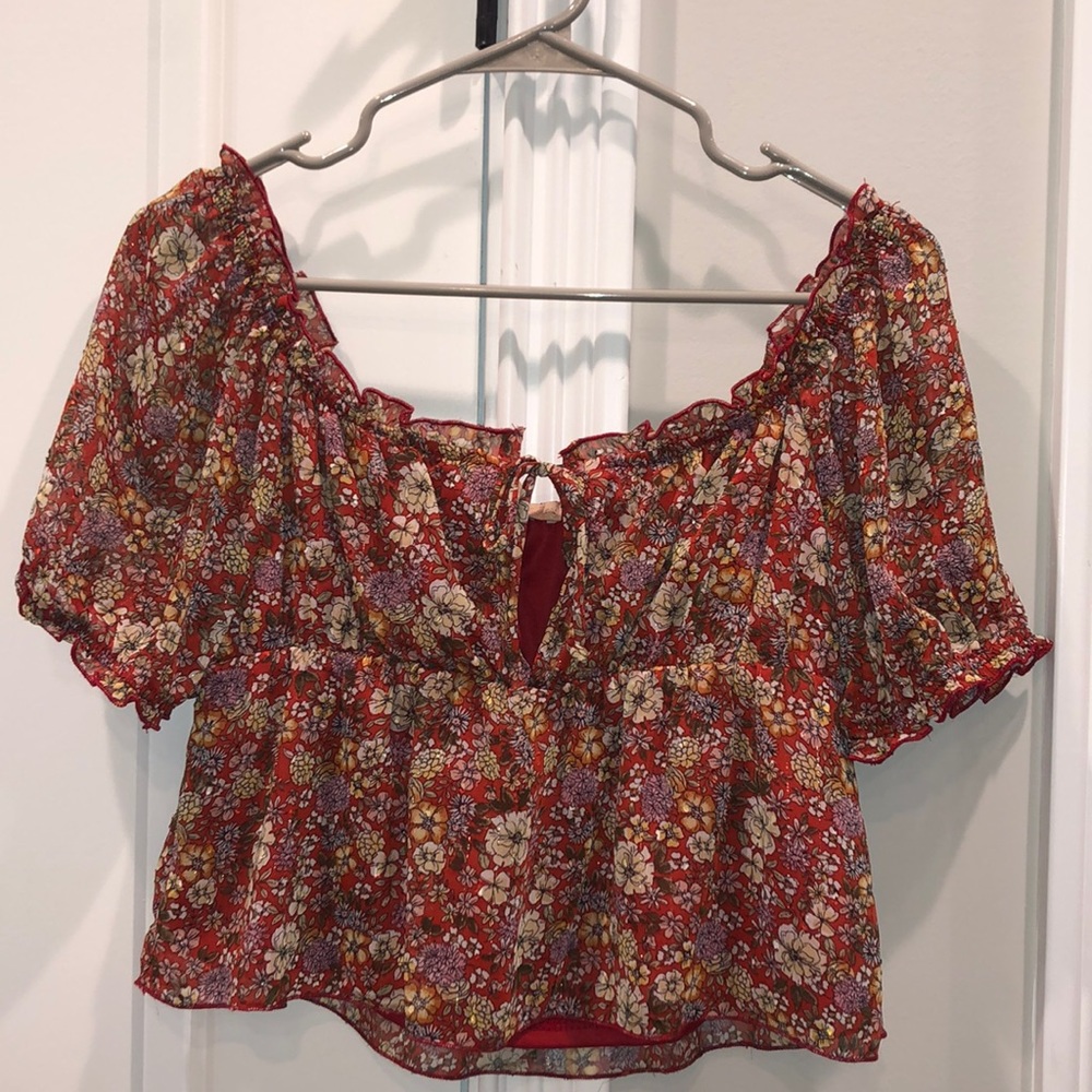 Evolutionary red floral cropped blouse. Keyhole neckline with short puff sleeves